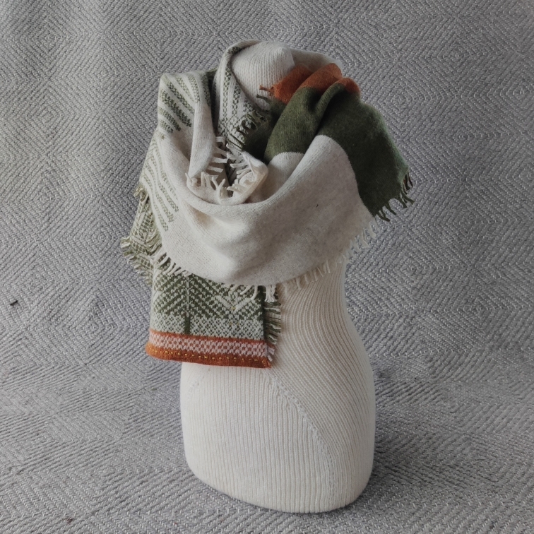 Vilse i Dalarna Shawl - Oat / Forest Green - Image 3